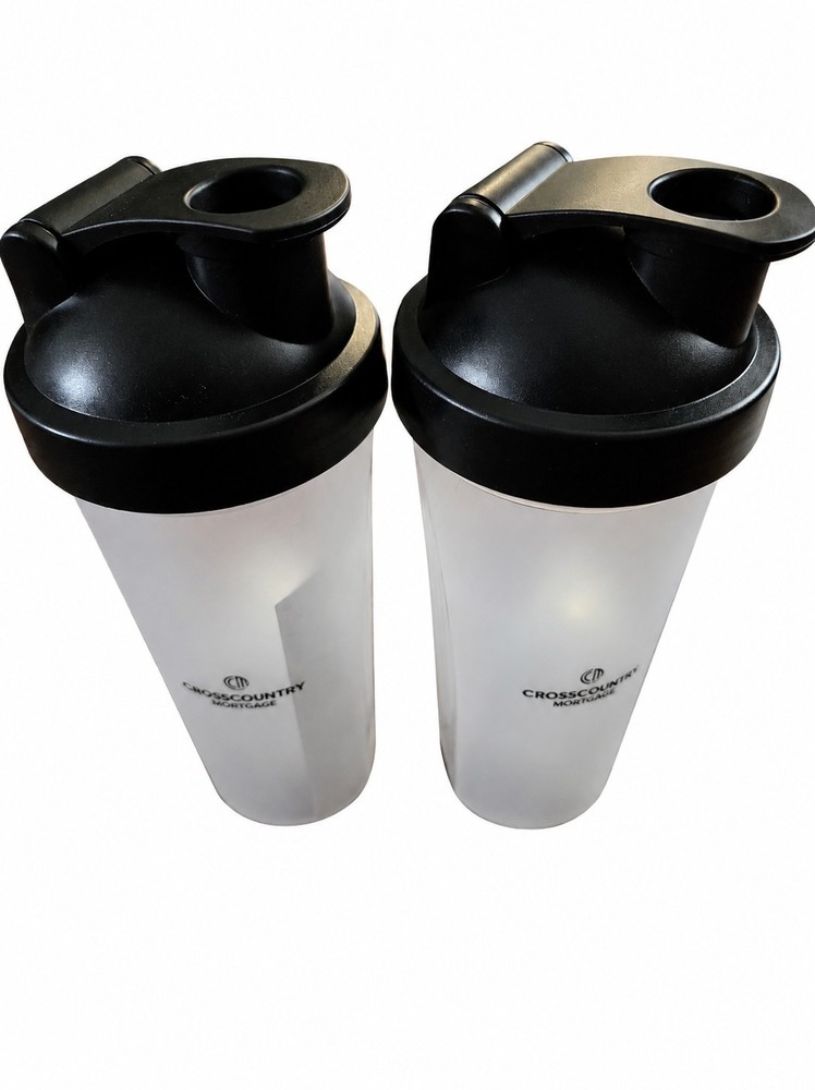 2 Pack 20 fl oz Clear Reusable Plastic Shaker Bottles w/ Black Screw-On Lids