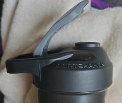 InnerSupps Black Plastic Flip Lock Shaker Bottle, Reusable Gym Mixer 20 fl oz
