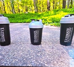 Ultimate Nutrition 20 fl oz Reusable Plastic Gym Bottle Screw-on Lid Black/Gray