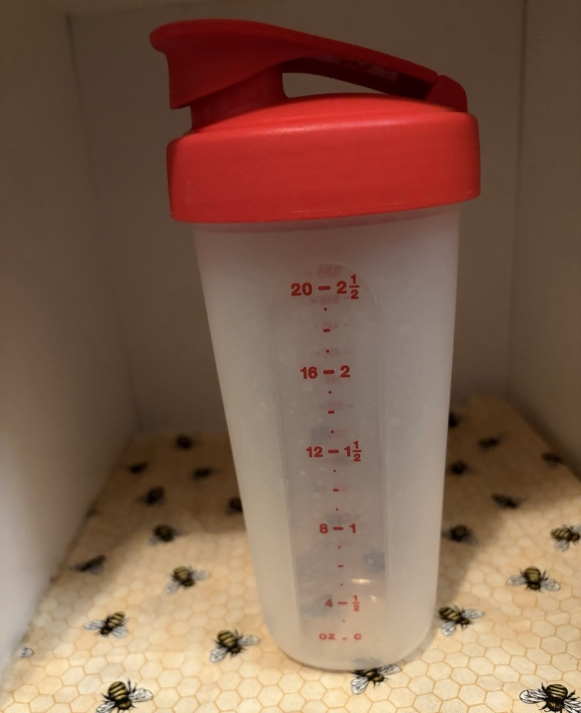 Tupperware 20 fl oz Plastic Shake Bottle w/ Flip Lock Lid, Side Measurements